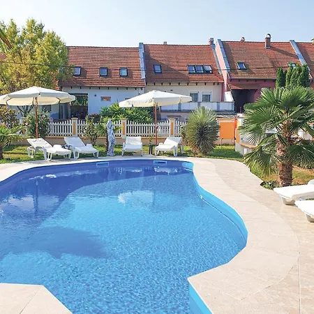 Three-bedroom Holiday In بيت للعطل
