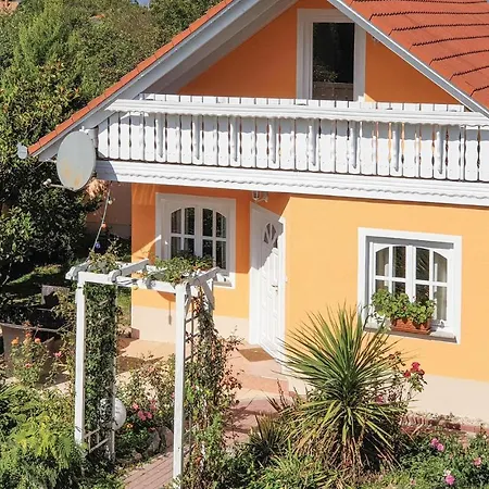 بيت للعطل Three-bedroom Holiday In زاماردي
